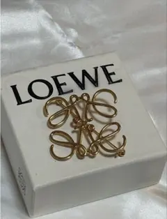 LOEWE アナグラム ブローチ　ゴールドのサムネイル