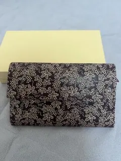 甲州印伝 印傳屋 ポーチ 化粧ポーチ【4405 忘れな草 黒地×ピンク漆 