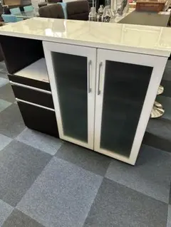 수납이 가능한 흑백 캐비닛