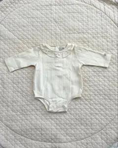 アイボリー色 襟付きロンパース