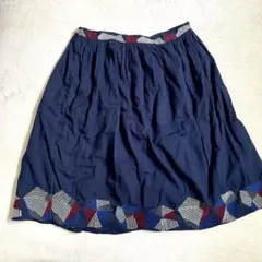 お値下げmarble SUD 幾何学模様刺繍フレアスカート ネイビー　タグ付新品のサムネイル