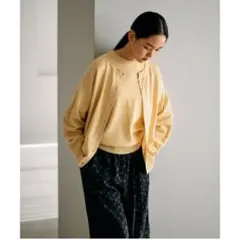 かぐれ kagure リネンクルーネックカーディガン イエローのサムネイル