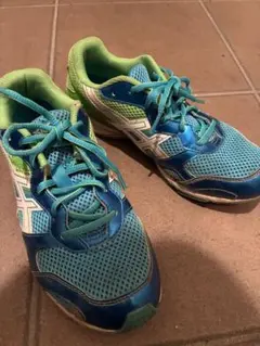 アシックス水色シューズ