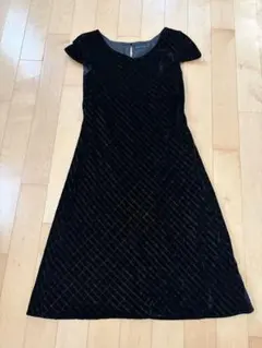 黒いフレアスリーブワンピース