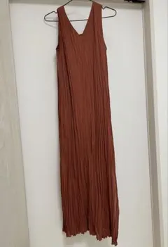 URBANRESEARCH ノースリーブプリーツマキシワンピース　レッド系
