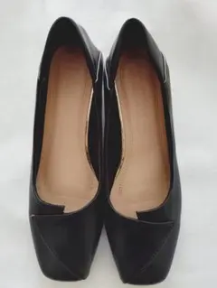 ブラックカットアウトデザインパンプス