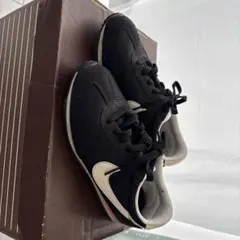Nike ブラック/ホワイト/ピンク スニーカー