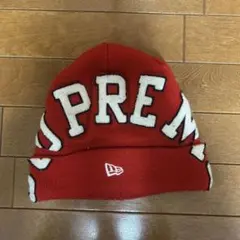 シュプリームNew Era コラボ赤 ニット帽 ロゴ入り