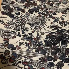 正絹　約35×102 薄ベージュに赤黒青灰黄色　花柄他