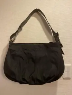 フェラガモ　ヴァラ・リボン付きトートバッグ（定価103,950円）