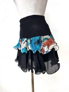 新品　フリルラテンスカート黒　ブルーｘアイボリー柄プリント b1317