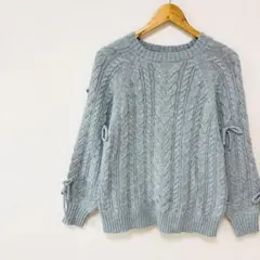 【プロズヴェール】袖リボン付きケーブル編みニット　クルーネックセーター　グレー