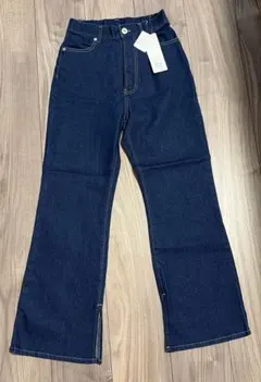 未使用 デニムパンツ フレアパンツ 裾スリット インディゴのサムネイル