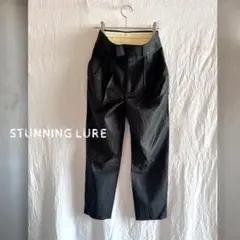 【STUNNING LURE】パンツ 黒 タック入りスリムフィットパンツ
