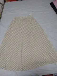 新品未使用タグ付き 薄い黄色のチェック柄フレアロングスカート