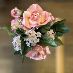 造花 アレンジ　ピンクのバラと白い花のブーケ