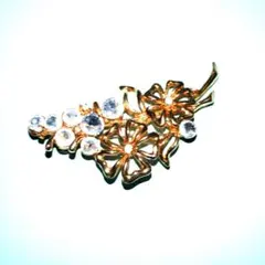 花モチーフ ゴールドブローチ