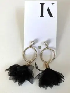 【訳あり】新品 パール調 ピアス　黒い花　レース 飾り・ブラック × ゴールド