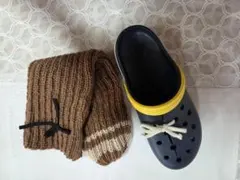 ギプス用に切り込みを入れたクロックス風サンダル片方(左)とギプス用ソックスのサムネイル
