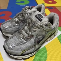NIKE VOMERO5のサムネイル