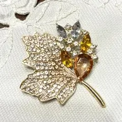 葉っぱ型 ゴールドブローチ ストーン装飾