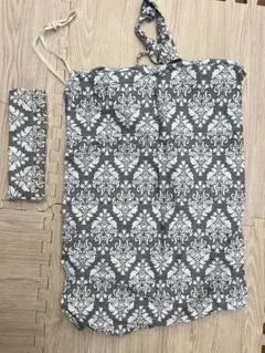 授乳ケープ グレーと白の花柄