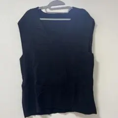 黒のVネックニットベスト