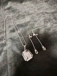 クリスタルペンダントとロングピアスセット