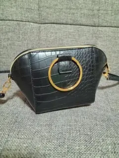 黒ショルダーバッグ コロンとしたデザイン。 小さいですが収納力があります。