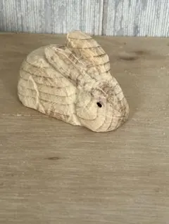 木彫りの座るウサギ