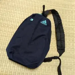 【アディダス】ワンショルダーバッグ　ボディーバッグ　紺ネイビー