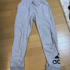 エッセンシャルズ フレンチテリー テーパードカフ ロゴ パンツ