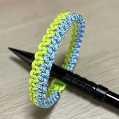 水色とライトグリーンの編み込みアンクレット（内周約22.5cm、幅約1.5cm）