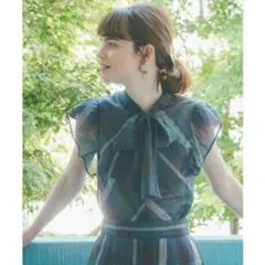 トゥービーバイアニエスベー シアーチェックブラウス