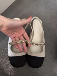 Charles&Keith ベージュと黒のストラップパンプス