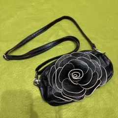 黒の花モチーフショルダーバッグ　フェイクレザー