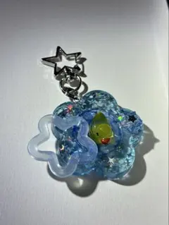 青色花形樹脂チャーム 星型金具付き