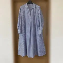 青と白のストライプ長袖シャツ