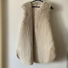 カプリシューレマージュ　エコファーリバーシブルベスト　アイボリー