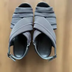 グレー クロスストラップ コンフォートサンダル　アカイシ