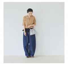 【北欧、暮らしの道具店】 仕分け上手なレザーの巾着ポシェット（白）