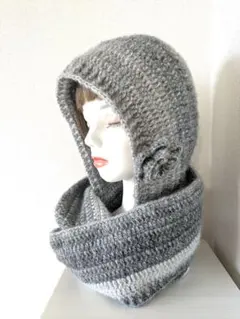 手編み　ふんわり暖かフード付きスヌード　グレーグラデーション 花コサージュ