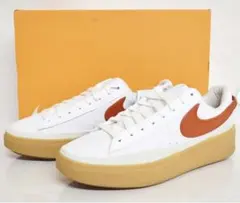 Nike ホワイト/オレンジ スニーカー