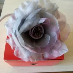 シフォン製グレー花モチーフブローチ