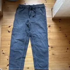 ダークグレー ストレートデニム パンツ ユニクロ