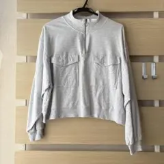 グレー ハーフジップ クロップドスウェット