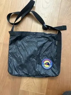 ブラックサコッシュ 刺繍ロゴ付きのサムネイル
