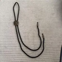 루프 타이 블랙