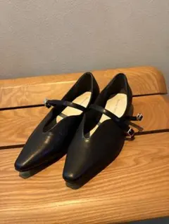 ブラック ポインテッドトゥ フラットシューズ