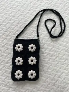 ぷっくりお花のスマホショルダー　ハンドメイド　かぎ針編み　ポシェット